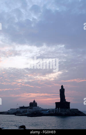 Sonnenaufgang hinter Swami Vivekananda Rock Memorial und Thiruvalluvar Statue unsterblichen Dichter, Kanyakumari, Tamil Nadu, Indien Stockfoto