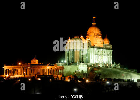 Beleuchtete Shripada Mandapam und Swami Vivekananda Rock Memorial Mandapam, Kanyakumari, Tamil Nadu, Indien Stockfoto