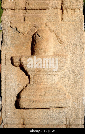 Shivalingam geschnitzt in Prasanna Virupaksha unterirdisch Shiva Tempel Hampi Vijayanagar Dekkan Hospet Bellary Karnataka Stockfoto