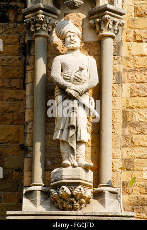 Reich geschnitzte menschliche Figur Mann auf Rajabai Clock Turm Universität von Mumbai Bombay Mumbai, Maharashtra Stockfoto