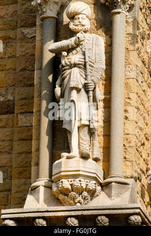 Reich geschnitzte menschliche Figur Mann auf Rajabai Clock Turm Universität von Mumbai Bombay Mumbai, Maharashtra Stockfoto
