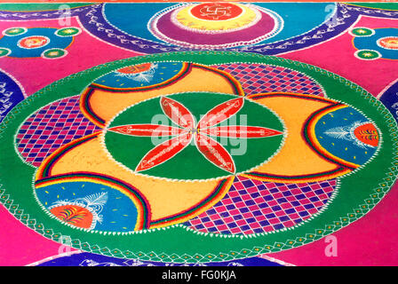 Rangoli-Bodendesign zur Feier des Gudi Padva Festivals, Maharashtra, Indien Stockfoto