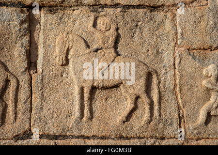 Statue geschnitzt auf Stein große Plattform Mahanavami Dibba Hampi Vijayanagar Welterbe Plateau Hospet Bellary Karnataka Stockfoto