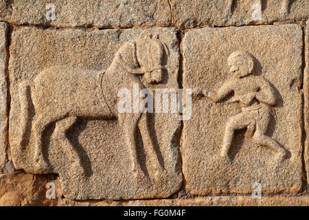 Statue geschnitzt Stein große Plattform Mahanavami Dibba Hampi Vijayanagar UNESCO World Heritage Hospet Bellary Karnataka Stockfoto