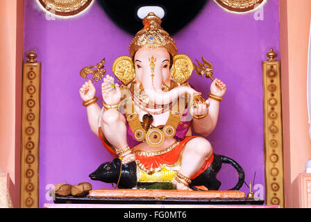 Reich verzierte Idol Ganesh leitete Elefantengott sitzen Maus Ganpati Festival Guruji Talim Mandal Ganpati Pune Maharashtra Stockfoto