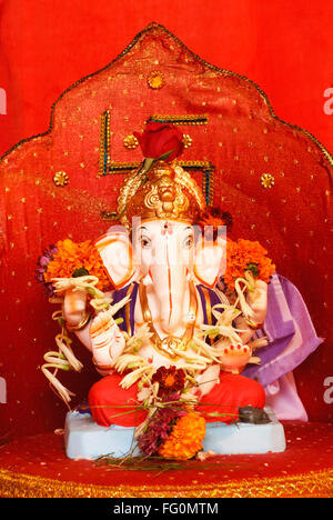 Reich verzierte Idol der Herrgott Ganesh Elefant leitete für Ganpati-Festival im Shree Ram Tempel Tulsibag Pune Maharashtra Stockfoto