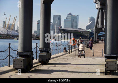 Besucher in der Excel-Marina in East London, UK Stockfoto