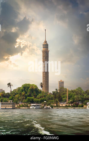 TV-Turm in Kairo in der Nähe von Nil Stockfoto