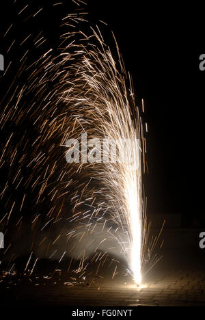 Gezündeten Flower Pot Cracker Feuerwerk zu feiern Deepawali Diwali-fest am Marine Drive, Bombay Mumbai Maharashtra Stockfoto