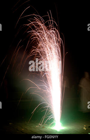 Gezündeten Flower Pot Cracker Feuerwerk zu feiern Deepawali Diwali-fest am Marine Drive Bombay Mumbai Maharashtra Stockfoto