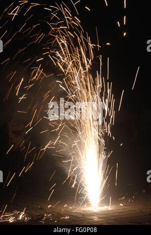 Gezündeten Flower Pot Cracker Feuerwerk zu feiern Deepawali Diwali-fest am Marine Drive Bombay Mumbai Maharashtra Stockfoto