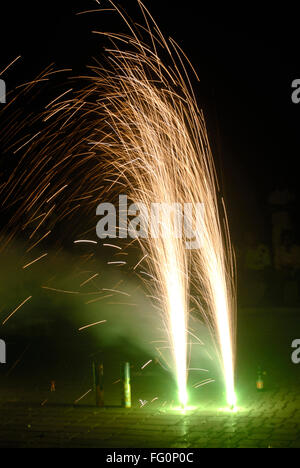 Zwei Ignited Flower Pot Cracker Feuerwerk zu feiern Diwali Deepawali Festival Marine Drive Bombay Mumbai Maharashtra Stockfoto