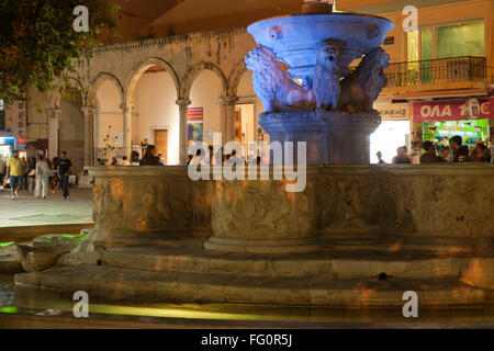 Griechenland, Kreta, Heraklion, Platia Venizelou Morosini Brunnen, Dahinter Loggia von Agios Markos Stockfoto