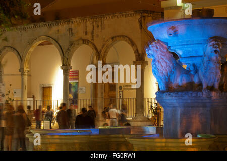 Griechenland, Kreta, Heraklion, Platia Venizelou Morosini Brunnen, Dahinter Loggia von Agios Markos Stockfoto