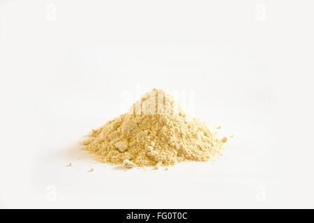 Ashwagandha, Indische Winterkirsche, Indischer Ginseng, Withania somnifera, Indisches Heilkraut, Churna Pulver, ayurvedische Medizin, weißer Hintergrund Stockfoto