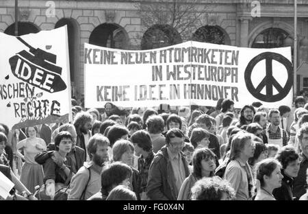 20,000 Demonstranten, die von der Friedensbewegung, der SPD und anderen demokratischen Organisationen und Gewerkschaften aufgerufen wurden 1982 Hannover gegen nukleare Raketen und Waffen Ausstellung IDEE (internationale Verteidigung elektronische Belichtung) gegründet. | Stockfoto