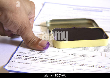 Konzept, Anpad oder Anguthachap Daumen auf Bankdokument Stockfoto