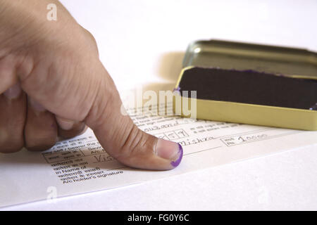 Konzept, Anpad oder Anguthachap Daumen auf Bankscheck Stockfoto