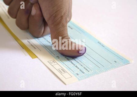 Konzept, Anpad oder Anguthachap Daumen auf Bankscheck Stockfoto