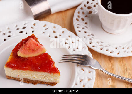 Käsekuchen mit brasilianischen Goiabada Marmelade der Guave auf weißen Vintage Teller mit Kaffee. Selektiven Fokus Stockfoto