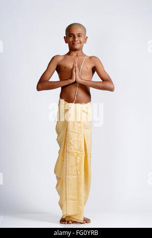 Indischer hinduistischer kahler Junge in Dhoti, der heiligen Faden trägt, dabei Namaskar Indien HERR#719 Stockfoto