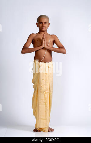 Indischer hinduistischer kahler Junge in Dhoti, der heiligen Faden trägt, dabei Namaskar Indien HERR#719 Stockfoto