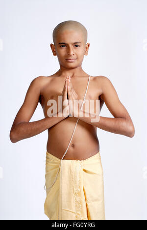 Indischer hinduistischer kahler Junge in Dhoti, der heiligen Faden trägt, dabei Namaskar Indien HERR#719 Stockfoto