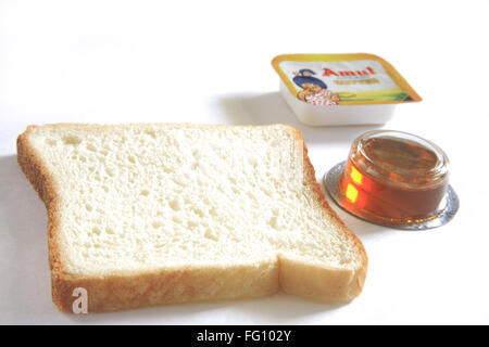 Frühstück, Brot, Butter und Honig auf weißem Hintergrund Stockfoto