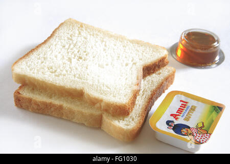 Frühstück, Brot, Butter und Honig auf weißem Hintergrund Stockfoto