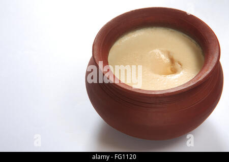 Indische süße mishti doi Bengali mithai in irdenen Topf auf weißem Hintergrund Stockfoto