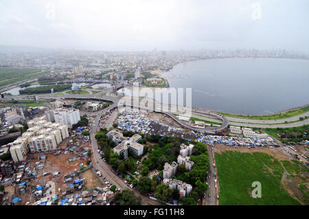 Luftaufnahme von Bandra Mahim Creek mit Bombay Mumbai Skyline; Maharashtra; Indien Stockfoto