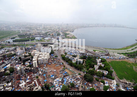 Luftaufnahme von Bandra Mahim Creek mit Bombay Mumbai Skyline; Maharashtra; Indien Stockfoto