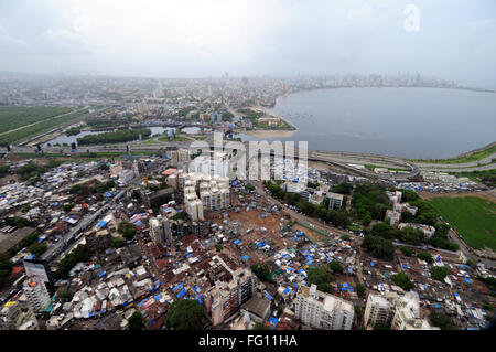 Luftaufnahme des Baches Bandra Mahim mit Bombay Mumbai Skyline Maharashtra Indien Asien Stockfoto