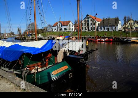 Der Museumshafen in Carolinensiel. Carolinensiel wurde 1730th gegründet. Der Namensgeber des Dorfes war Sophie Caroline. Carolinensiel; Ostfriesland; UNESCO-Welterbe, Niedersachsen; Deutschland; Europa-Foto: 9. April 2015 Stockfoto