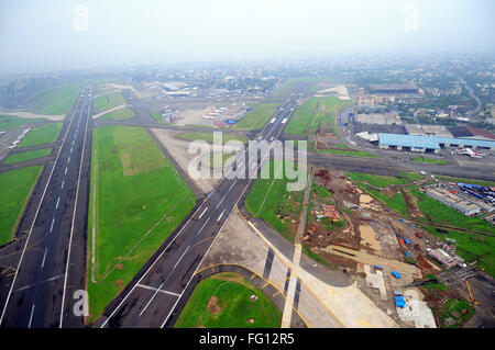 Luftaufnahme der Landebahn des Chhatrapati Shivaji International Airport; Sahar; Bombay; Mumbai; Maharashtra; Indien; Asien Stockfoto