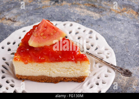 Käsekuchen mit brasilianischen Goiabada Marmelade der Guave auf weißen Vintage Teller. Selektiven Fokus Stockfoto