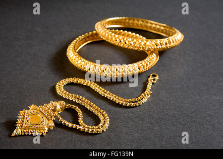 Goldene Halskette mit Medaillon und Kangan Armreif Indien April 2011 Stockfoto