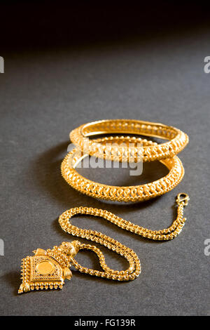 Goldene Halskette mit Medaillon und Kangan Armreif Indien April 2011 Stockfoto