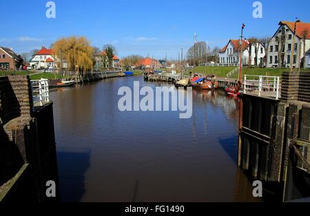 Der Museumshafen in Carolinensiel. Carolinensiel wurde 1730th gegründet. Der Namensgeber des Dorfes war Sophie Caroline. Carolinensiel; Ostfriesland; UNESCO-Welterbe, Niedersachsen; Deutschland; Europa-Foto: 9. April 2015 Stockfoto