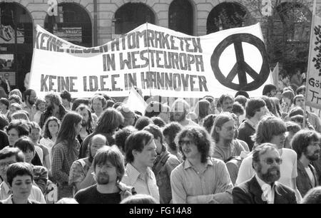 20,000 Demonstranten, die von der Friedensbewegung, der SPD und anderen demokratischen Organisationen und Gewerkschaften aufgerufen wurden 1982 Hannover gegen nukleare Raketen und Waffen Ausstellung IDEE (internationale Verteidigung elektronische Belichtung) gegründet. | Stockfoto