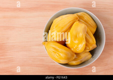 Tropische Früchte Jackfrüchte (Jakfruit, Jack, Jak) in Schüssel geben. Selektiven Fokus. Textfreiraum Stockfoto