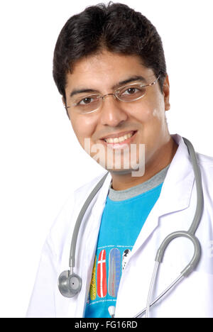 Südasiatische indischer Arzt mit Stethoskop um Hals, Blick in die Kamera Herr #628 Stockfoto
