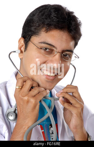 Südasiatische indischer Arzt mit Stethoskop bereit, Patient Herr #628 prüfen Stockfoto