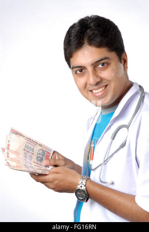Südasiatischer indischer Arzt mit Stethoskop um Hals verdienen viel Geld Herr #628 Stockfoto