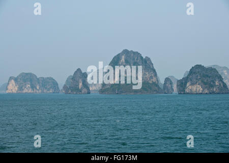 Nebligen Bild von Kalkstein Karst oder Inseln steigt aus dem Meer in Halong Bay, Nordvietnam, Januar Stockfoto