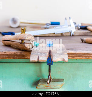 Juwelier Klemmring mit einem Ring auf einer Bank-Pflock Stockfoto