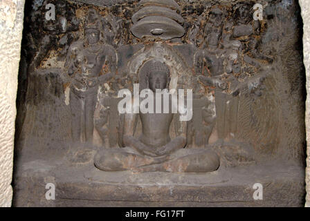 Ruiniert Buddha-Statue in Höhle Nr. 16, Ellora, Bezirk Aurangabad, Maharashtra, Indien Stockfoto