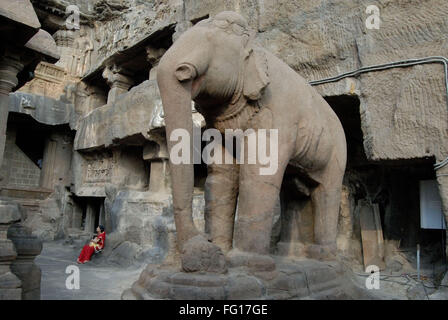 Ruiniert Elefanten-Statue in Höhle Nr. 32, Ellora, Bezirk Aurangabad, Maharashtra, Indien Stockfoto