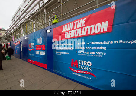 Wimbledon-London,UK.17th Februar 2016. Eine neue U-Bahn-Bank-Filiale soll im Wimbledon Stadtzentrum eröffnet. Metro Bank PLC ist eine Retailbank von Vernon Hill im Jahr 2010 gegründet, die eine Lizenz von der Financial Services Authority am 5. März 2010 gewährt wurde, und die erste High-Street bank um diese Lizenz seit über 150 Jahren Kredite gewährt werden: Amer Ghazzal/Alamy Live-Nachrichten Stockfoto