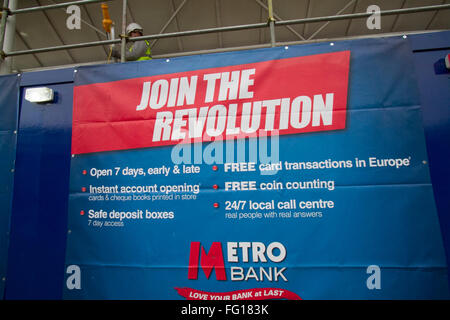 Wimbledon-London,UK.17th Februar 2016. Eine neue U-Bahn-Bank-Filiale soll im Wimbledon Stadtzentrum eröffnet. Metro Bank PLC ist eine Retailbank von Vernon Hill im Jahr 2010 gegründet, die eine Lizenz von der Financial Services Authority am 5. März 2010 gewährt wurde, und die erste High-Street bank um diese Lizenz seit über 150 Jahren Kredite gewährt werden: Amer Ghazzal/Alamy Live-Nachrichten Stockfoto